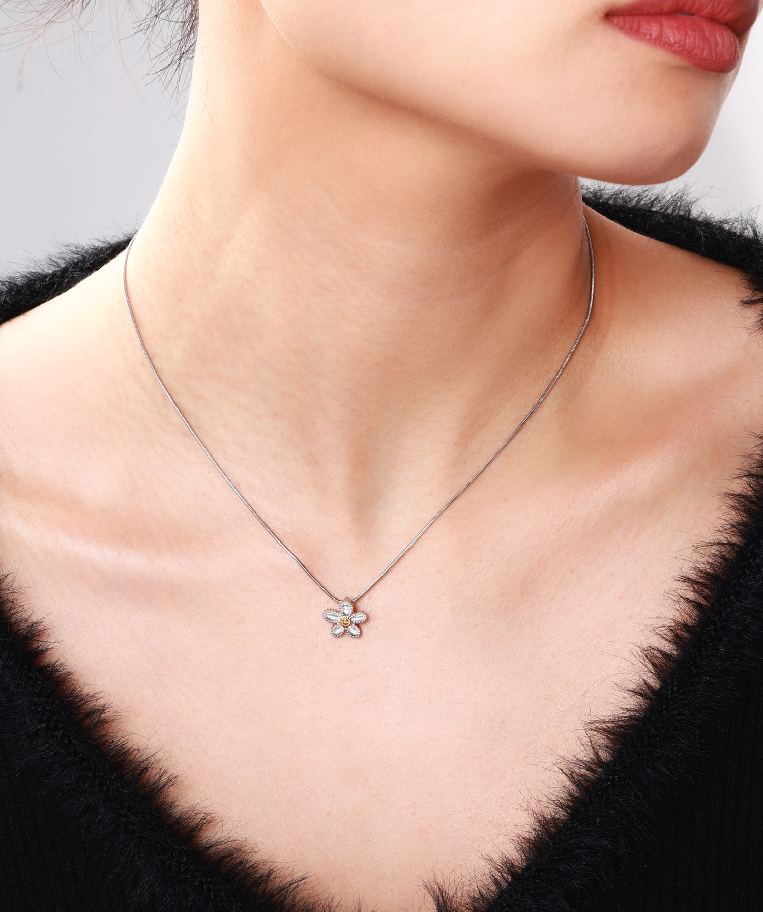 Daisy Charm Necklace - OumoJewelry
