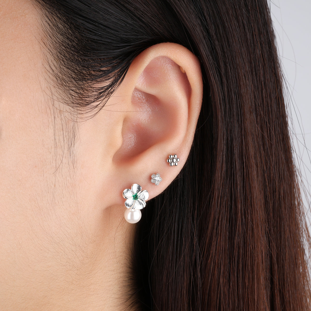 Pearl Flower Studs - Brass - Oumo Jewelry