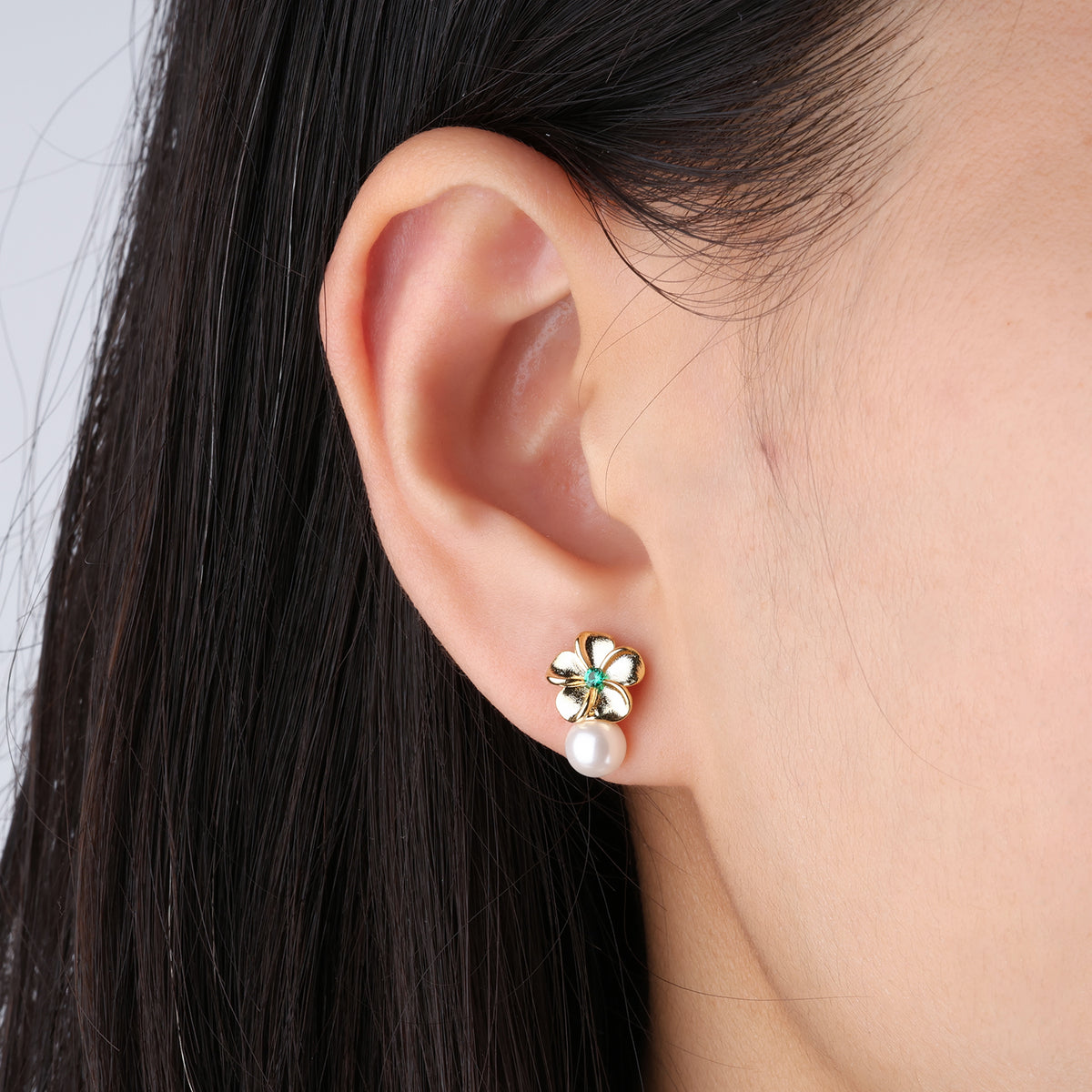 Pearl Flower Studs - Brass - Oumo Jewelry
