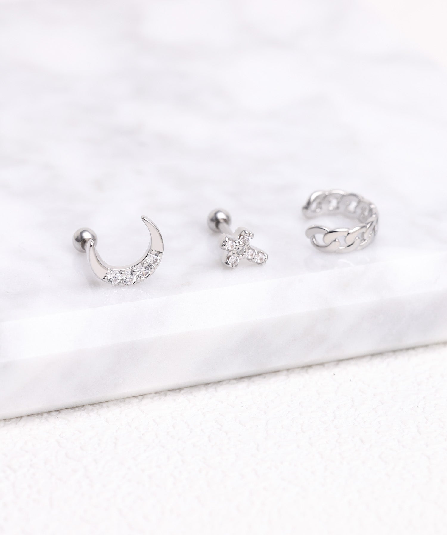 🌙 Crescent Moon Stud