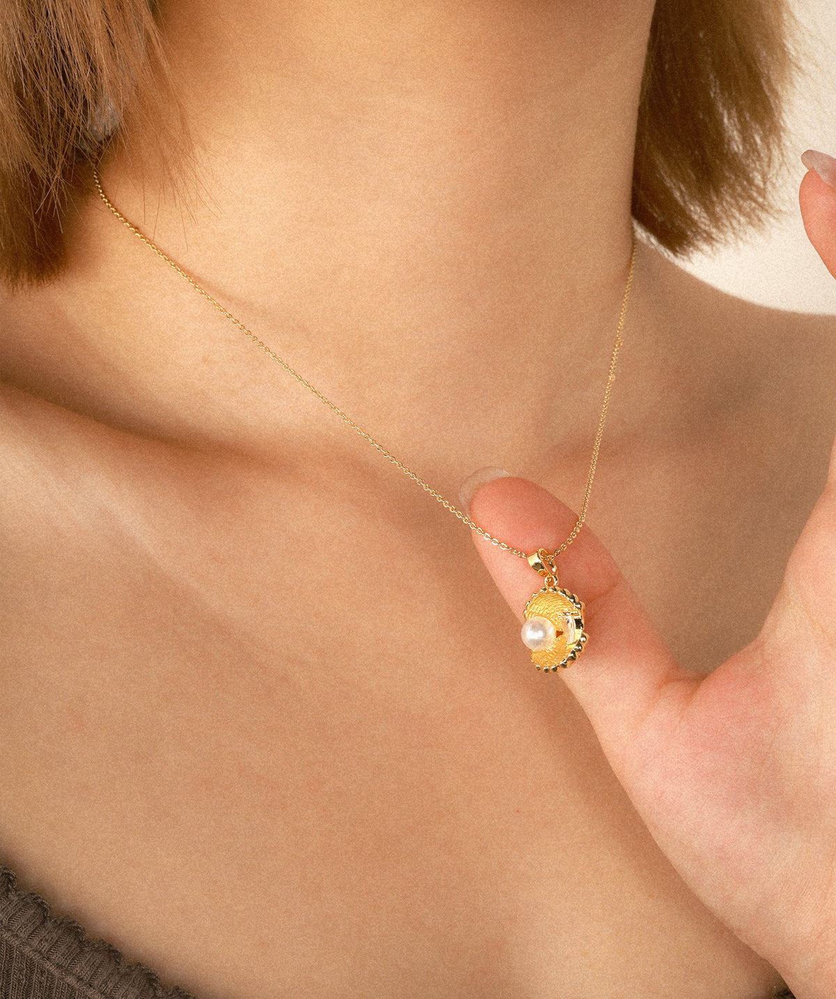 Shell Belle Necklace - Brass - Oumo Jewelry